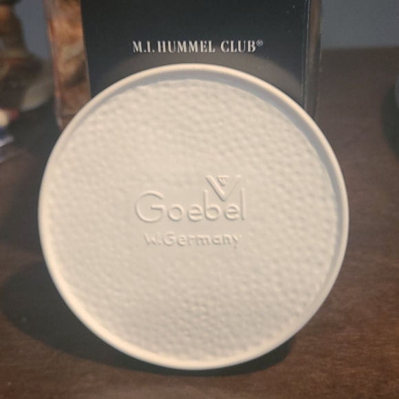 Hummel - Picture 2 of 2